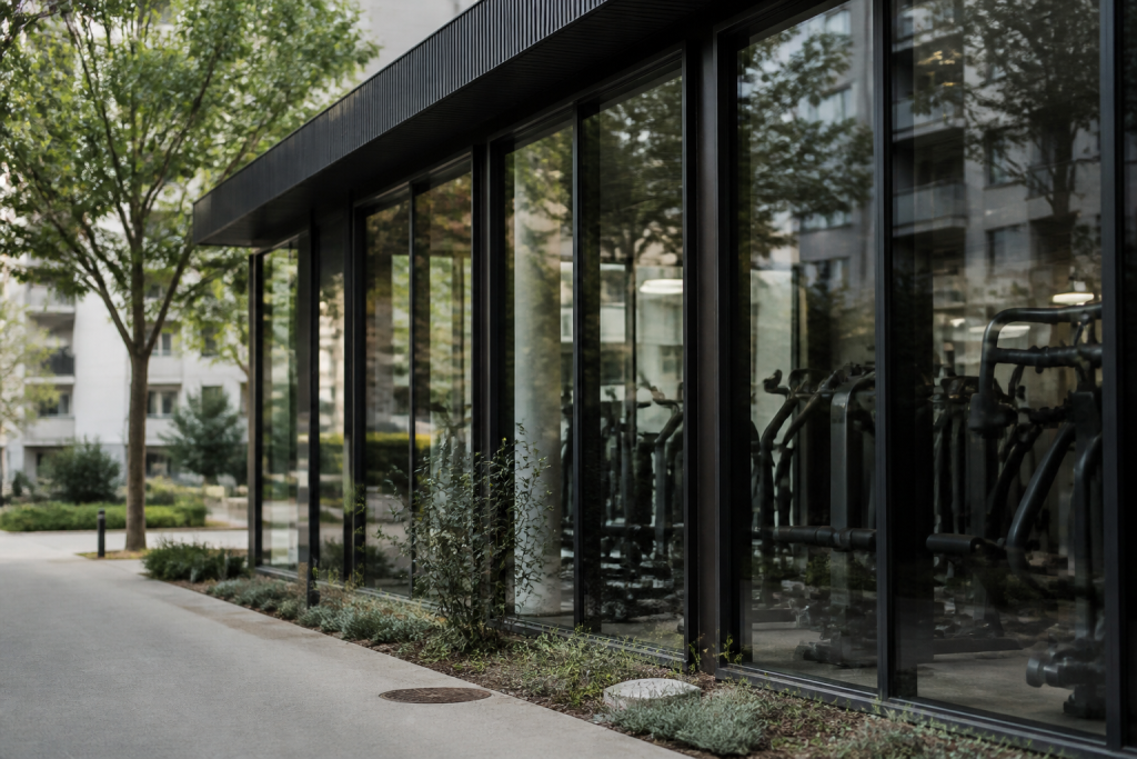 Facade vitree salle sport pres maison quartier