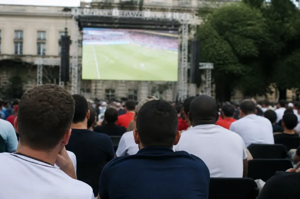 Supporters regardant un match sur grand ecran